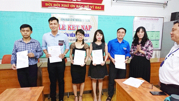 Lễ kết nạp công đoàn viên mới năm học 2018 - 2019